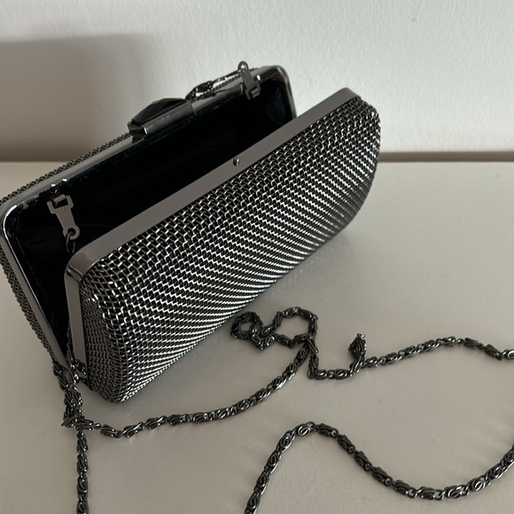 Metallic clutch with hidden straps - Picture 6 of 8